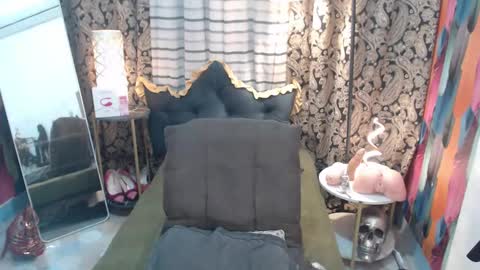 Snapshot of xqueenyasiandomcumx chatting on December 27, 10:01 am address me as QUEEN NINA A Little Bit of ANGELIC FACE with a Wild Demonic Side online show from December 27, 10:01 am