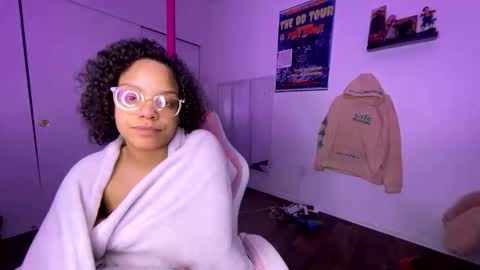 xStarGazingx online show from April 1, 7:09 am