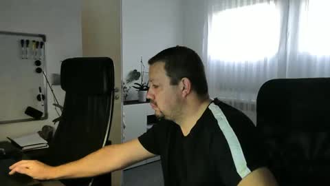 Snapshot of xxstrikerxx chatting on October 15, 5:54 am Eddi online show from October 15, 5:54 am