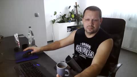 Snapshot of xxstrikerxx chatting on December 5, 9:22 am Eddi online show from December 5, 9:22 am