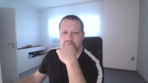 Snapshot of xxstrikerxx chatting on December 19, 8:24 am Eddi online show from December 19, 8:24 am