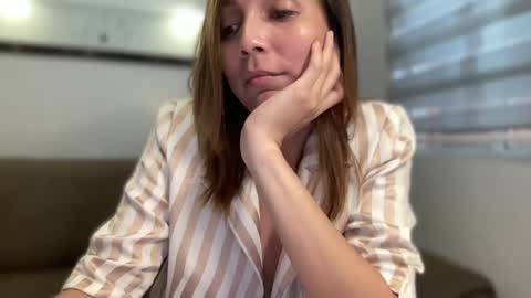Snapshot of xxsweetbellafox chatting on December 17, 11:49 pm kisses online show from December 17, 11:49 pm