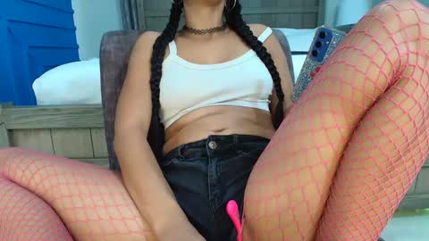 Snapshot of xxxvibesxo chatting on February 4, 10:24 pm Lil Luna online show from February 4, 10:24 pm