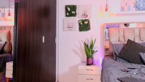 yellow_lily online show from March 18, 4:24 pm