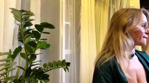 Snapshot of yes_mommy_zlata chatting on September 17, 7:39 pm Zlata online show from September 17, 7:39 pm