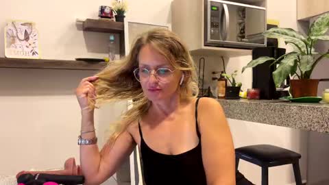 Snapshot of yes_mommy_zlata chatting on February 11, 1:41 am Zlata online show from February 11, 1:41 am