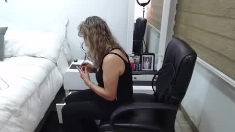 Snapshot of yessilatin chatting on February 9, 1:00 am jessy online show from February 9, 1:00 am