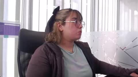 hii i am yini online show from December 15, 5:09 pm