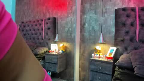 yiyisandoval online show from October 31, 1:06 am