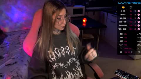 Snapshot of yngmilf_ chatting on December 15, 10:37 pm online show from December 15, 10:37 pm