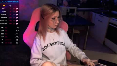 Snapshot of yngmilf_ chatting on January 8, 10:06 pm online show from January 8, 10:06 pm