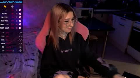 Snapshot of yngmilf_ chatting on January 9, 9:26 pm online show from January 9, 9:26 pm