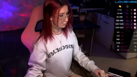 Snapshot of yngmilf_ chatting on December 21, 10:30 pm online show from December 21, 10:30 pm