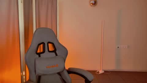 yoka_paradoxxx online show from April 15, 11:02 am