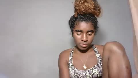 yolandrina05 online show from October 15, 7:04 pm