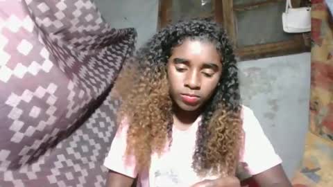 yolandrina05 online show from September 18, 9:30 pm