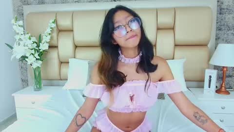 Snapshot of yommi_winx chatting on March 7, 9:18 am Yommi Winx online show from March 7, 9:18 am