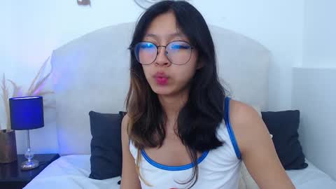 Snapshot of yommi_winx chatting on February 1, 10:23 pm Yommi Winx online show from February 1, 10:23 pm