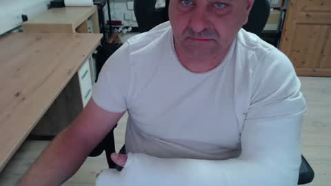 yoschi1976 online show from October 26, 8:37 am