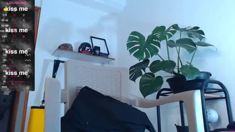 Snapshot of yosoy_enzo2020 chatting on February 25, 1:30 am Enzo online show from February 25, 1:30 am
