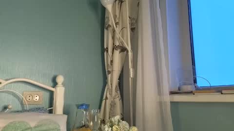 Snapshot of you_desire chatting on February 4, 12:44 pm Liliya online show from February 4, 12:44 pm