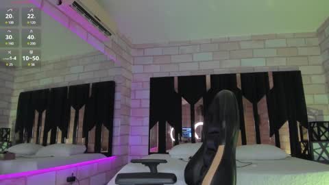 Snapshot of your_naughtyangel chatting on January 6, 9:43 pm Evelin online show from January 6, 9:43 pm