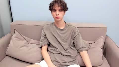 your_shy_guy online show from December 3, 10:32 pm