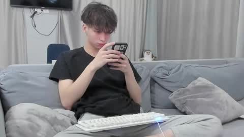 your_shy_guy online show from February 18, 6:37 pm