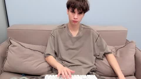 your_shy_guy online show from November 9, 7:01 am