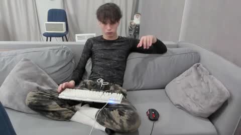 your_shy_guy online show from February 26, 7:10 pm