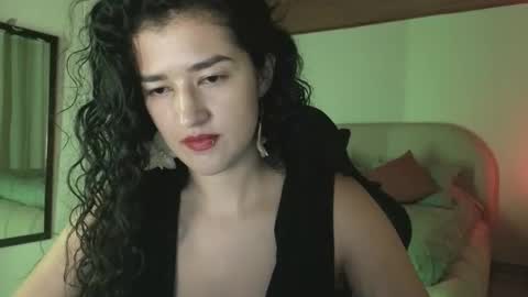 yourdreamgirl2025 online show from May 1, 11:54 pm