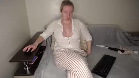 Iamyourdream online show from April 11, 8:35 pm