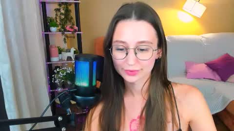 Snapshot of yourlovelystoryy chatting on September 16, 4:43 pm Vetta online show from September 16, 4:43 pm