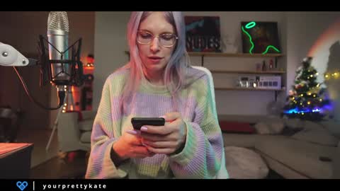 Snapshot of yourprettykate_ chatting on December 14, 8:40 pm online show from December 14, 8:40 pm