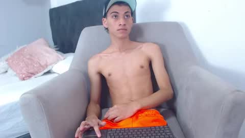 yulian_vasquez online show from February 14, 3:58 pm