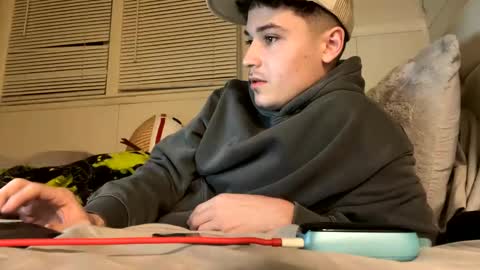 yungstudbev online show from February 19, 1:51 am