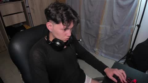 yurii_moody online show from December 5, 2:37 am
