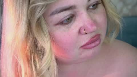 Lola online show from April 16, 9:39 pm