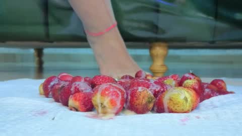 Isabella online show from March 31, 1:00 pm