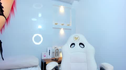 Zenda Evans online show from October 31, 5:30 am