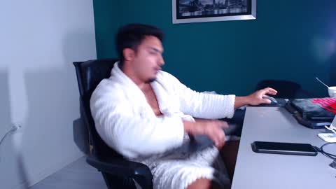 Snapshot of zenobaro chatting on February 5, 3:52 pm zenobaro online show from February 5, 3:52 pm