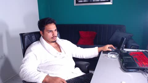 Snapshot of zenobaro chatting on February 6, 4:25 pm zenobaro online show from February 6, 4:25 pm