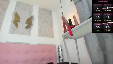 ZHAMIRA  ANDRES online show from March 4, 8:06 pm