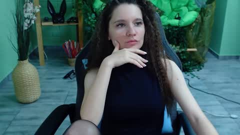 zianichols online show from February 25, 9:04 pm