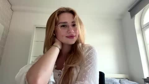 Mia online show from June 22, 6:15 pm
