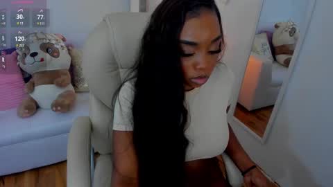 Snapshot of zobe_love chatting on February 12, 7:24 pm Zobe Love online show from February 12, 7:24 pm