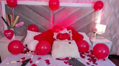 Snapshot of zoe_banks_ chatting on February 14, 3:43 am zoe_banks_ online show from February 14, 3:43 am