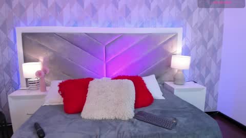 Snapshot of zoe_banks_ chatting on February 22, 3:23 am zoe_banks_ online show from February 22, 3:23 am
