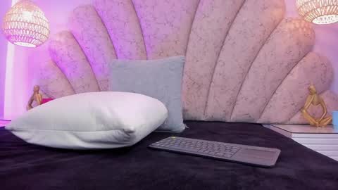 zoe_blosson online show from May 17, 1:59 am