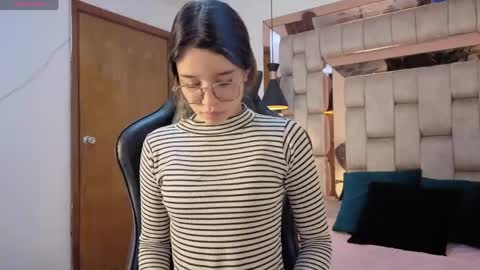 zoe_dear online show from June 4, 6:47 pm